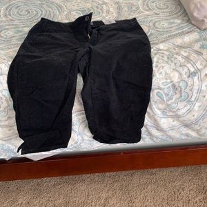 Black Capri pants